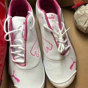 Woman’s puma sneakers